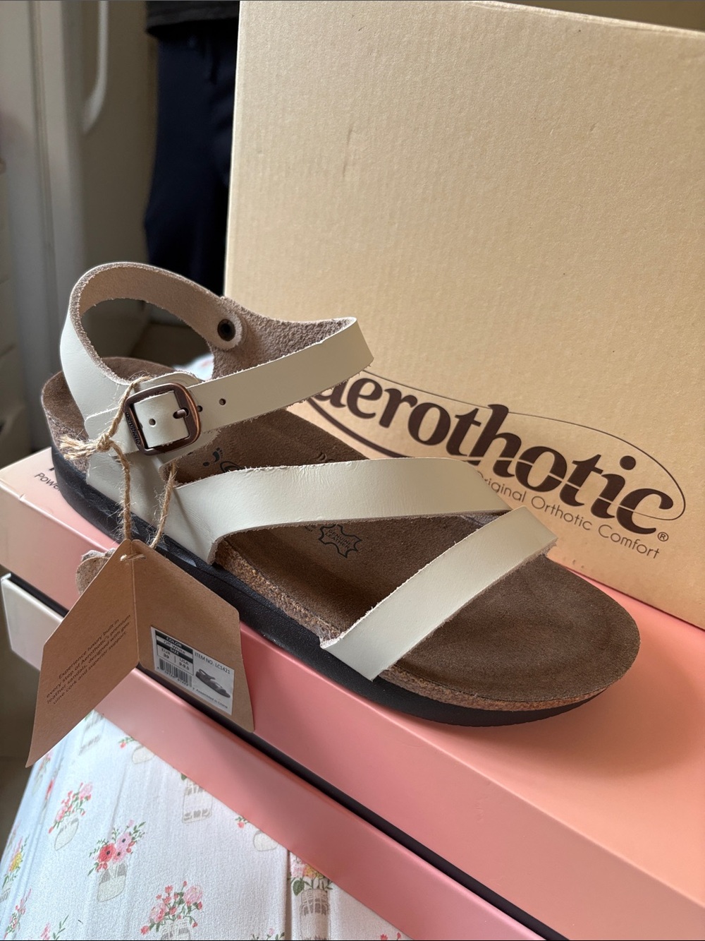 Aerothotic White Strappy Comfort Sandal, size 9.
Color off white.